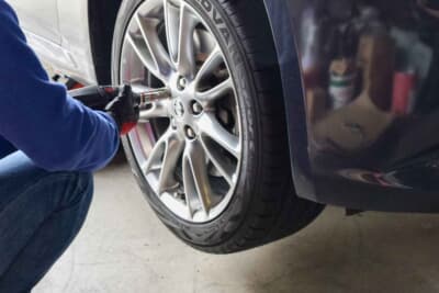 車体を持ち上げたら、事前に緩めたホイールナットを外し、タイヤを抜く