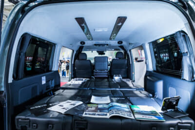 FEEL グロリアスVer. III ライトキャンピング：後部は室内幅めいっぱいにカーゴスペースを活用できる