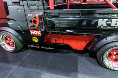 K-BREAKのダイハツ ハイゼットジャンボ 前期型：ベッド下のフレームをカバーするサイドフレームプロテクターとキャビン下部をカバーするサイドアンダーカウルを装着