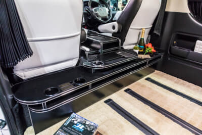 レガンス ハイエース ファインテックツアラー コンプリートカー：運転席背面にカウンターテーブルを設置している