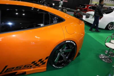 トヨタ プリウス:車体フォルムを崩さず、流れるようなデザインのオーバーフェンダーを装着。すべて新たに作り出した鉄板によって表現する