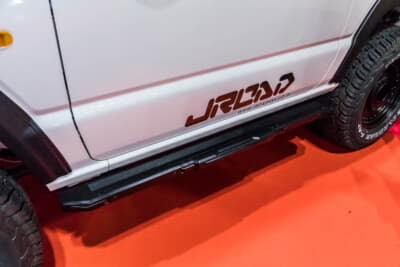 J-ROADのスズキ ジムニー:サイドステップも取り付け部分を工夫することで、出幅を調整できるようになっている