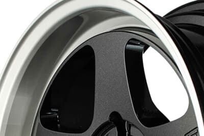 グラムライツ 57FR-X：より強く、より軽量なリムを実現できるRCF工法をフロントリム部にも採用。ノマド専用リム形状によってディープで攻めたルックス