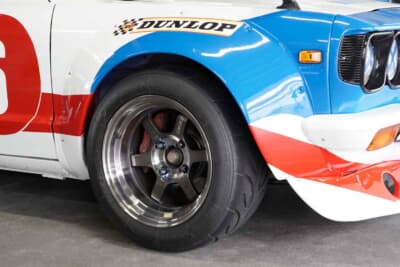 マツダ サバンナRX-3 マツダオート東京 寺田陽次郎仕様:ノーズからサイドボディにかけてレッド&ブルーのストライプが入る