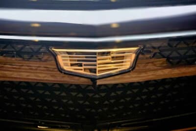 キャデラック リリック：フロントには伝統のエンブレムが備え付けられる