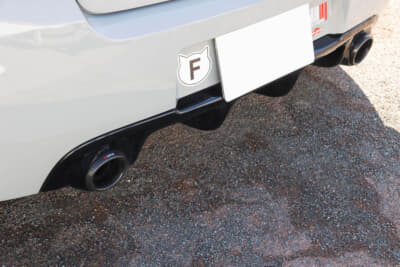 ルノー クリオRS シャシーカップ：アクラポヴィッチ・エヴォ・マフラーを装着している