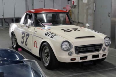 ダットサン フェアレディ2000：1967年5月に開催された第4回 日本グランプリ自動車レース大会参戦車のレプリカだ