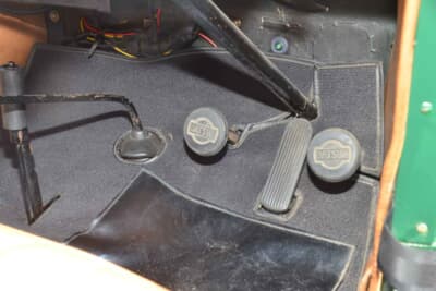 ダットサン フェートン：ペダル配置は特殊で、左からクラッチ、アクセル、ブレーキと並ぶ