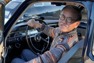親子2代にわたりボルボ PV544のステアリングを握る呉 秀男さん。優しい語り口で愛車への想いを語ってくれた