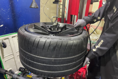 長いクルマ人生の中でも履いたことがない305/30ZR20という極太・巨大タイヤ。重さは想像より軽く感じされた