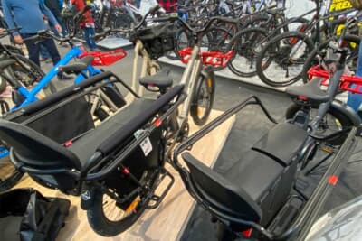 スイス発・台湾製メーカーのラステンラート。後部座席の子どもはシートベルトなしで掴まるタイプ。別売りでチャイルドシートもあり