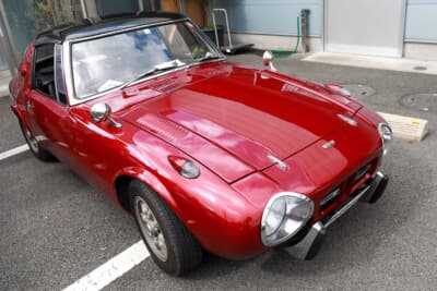 トヨタ スポーツ800:脱着式の屋根が採用されており、取り外せばさらに爽快なオープン2シーターを楽しめる