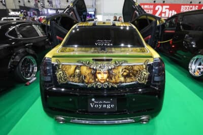 クライスラー 300C SRT8：テールランプにもフロントと同じくアクリル板を使用。レース模様を透かし処理で入れている