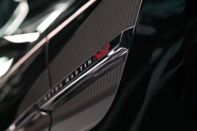 Reflections of Speed：アストンマーティン ヴァンキッシュは5.2L V12ツインターボエンジンを搭載する