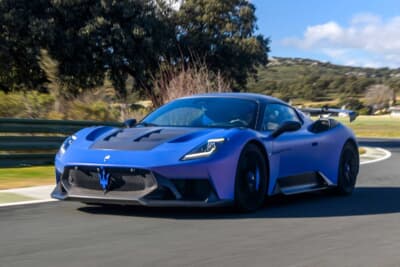 マセラティ GT2 ストラダーレ：公道とサーキットの両方で圧倒的なパフォーマンスを発揮する