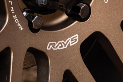 RAYS A●LAP-07X：深いリムや特許技術の切削ロゴを採用。機能だけでなく見た目も上質