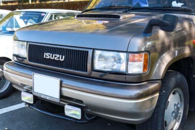 いすゞ 2代目 ビッグホーン ハンドリングバイロータス：直線基調だが、エッジのシャープさを無くし丸みを帯びたデザインが1990年代の特徴