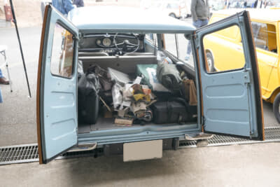 辻さんのオースティン ミニ カントリーマンは、受付の4柱テントや必要な道具も楽々積載。辻さんも改めてカントリーマンの積載能力に感心したという