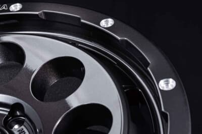チームデイトナ D9 SPEC M：通常カラーと異なるセンターキャップにしてきたことからも、陣営の本気度が伝わってくる。単なる色変え版ではない熱を感じてほしい