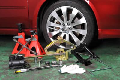 車載工具でも交換は可能だが、ジャッキスタンドやトルクレンチ、エアゲージは持っておきたい