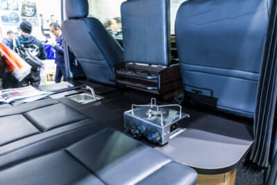 FEEL グロリアスVer. III ライトキャンピング：フロントシート背面のデッキテーブルの中に、簡易的なコンロやシンクなどを全て集約している