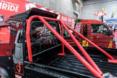 K-BREAKのダイハツ ハイゼットジャンボ 前期型：荷台に真っ赤にペイントされたワンオフ製作のロールバーが装着されている