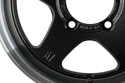 グラムライツ 57FR-X：剛性を重視した骨太な5本スポークは王道かつ普遍的。レイズとグラムライツのアイコンナンバーである「57」のロゴ刻印が好アクセント