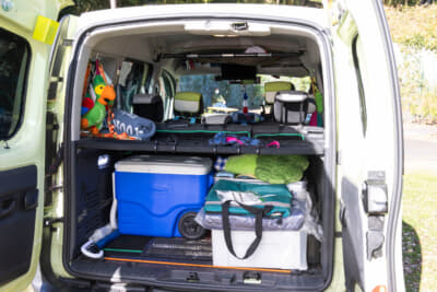 ルノー カングー クルール：観音開きのリアドアで使い勝手のいいラゲッジ