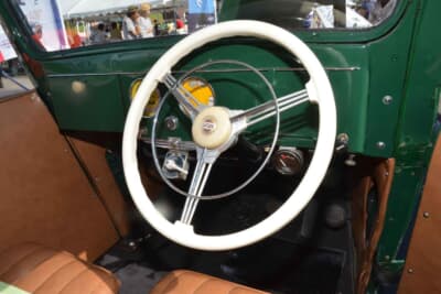 ダットサン フェートン：大径ステアリングを採用