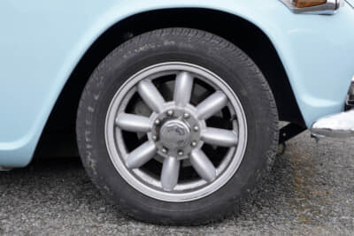 1965年製トライアンフ TR4A:センターロック式のエイトスポークホイールは15インチのアルミ製。ピレリの175サイズのタイヤを装着