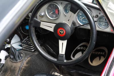 トヨタ スポーツ800:雰囲気が似ているが、ハンドルはナルディに変更。ホーンボタンは純正だ。MOONEYESのフロアマットが、アメリカ車好きをさりげなく主張