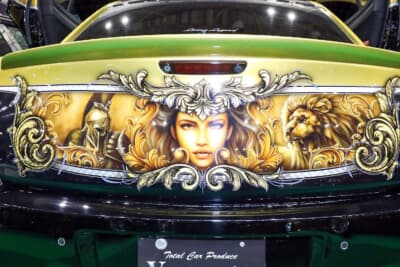 クライスラー 300C SRT8：ソウルペイントにシルバーリーフ、ミューラルを組み合わせたアート感あふれる女王画が印象的だ