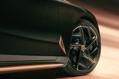 ベントレー バトゥール ザ・ブラックローズ:22インチのトリトンホイールには、サテンローズゴールドのアクセントをプラス