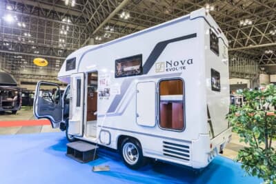 フジカーズジャパン ノヴァ タイプW：ボディサイズは全長4990mm×全幅2080mm×全高2870mm