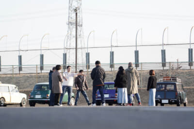 エントラントを迎え入れる準備をする主催の辻さんとボランティアスタッフたち。皆さん、早朝からおつかれさまでした