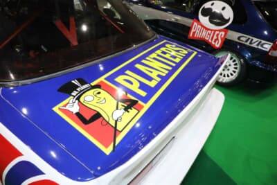 日産 シルビア：リアのトランクにはプランタースのロゴも再現