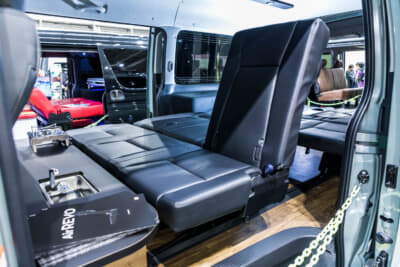 FEEL グロリアスVer. III ライトキャンピング：Air REVOと呼ばれるREVOシートのニューバージョンは背もたれが左右2：1で分割リクライニングできる