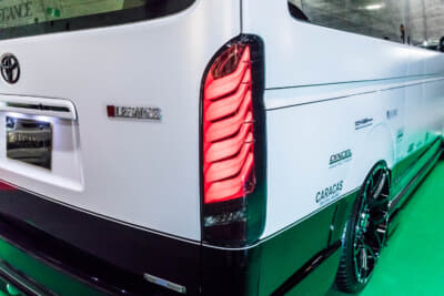 レガンス ハイエース ファインテックツアラー コンプリートカー：フルLEDテールランプ REVO-Type III レガンスMODELを装着