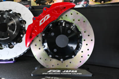 ブレーキキャリパーやディスクローター、さらに車高調キットなどD2ジャパンが取り扱うさまざまなパーツを展示