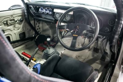 マツダ サバンナRX-3 マツダオート東京 寺田陽次郎仕様:助手席のグローブボックスにもメーターを設置している