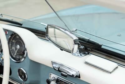 15万6000ドル（邦貨換算約2430万円）で落札されたメルセデス・ベンツ「190SL ロードスター」（C）Bonhams