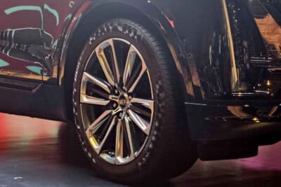 キャデラック リリック：タイヤは、コンチネンタル製の「Premium Contact 6」を採用。タイヤサイズは前後275/45R21