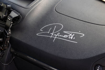 ルノー クリオRS シャシーカップ：ダッシュにはルノー好きのアイドル、ジャン・ラニョッティ氏のサインが入る