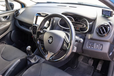 ルノー ルーテシア ゼン0.9L：シンプルでもあか抜けたインテリアはルノー車の美点