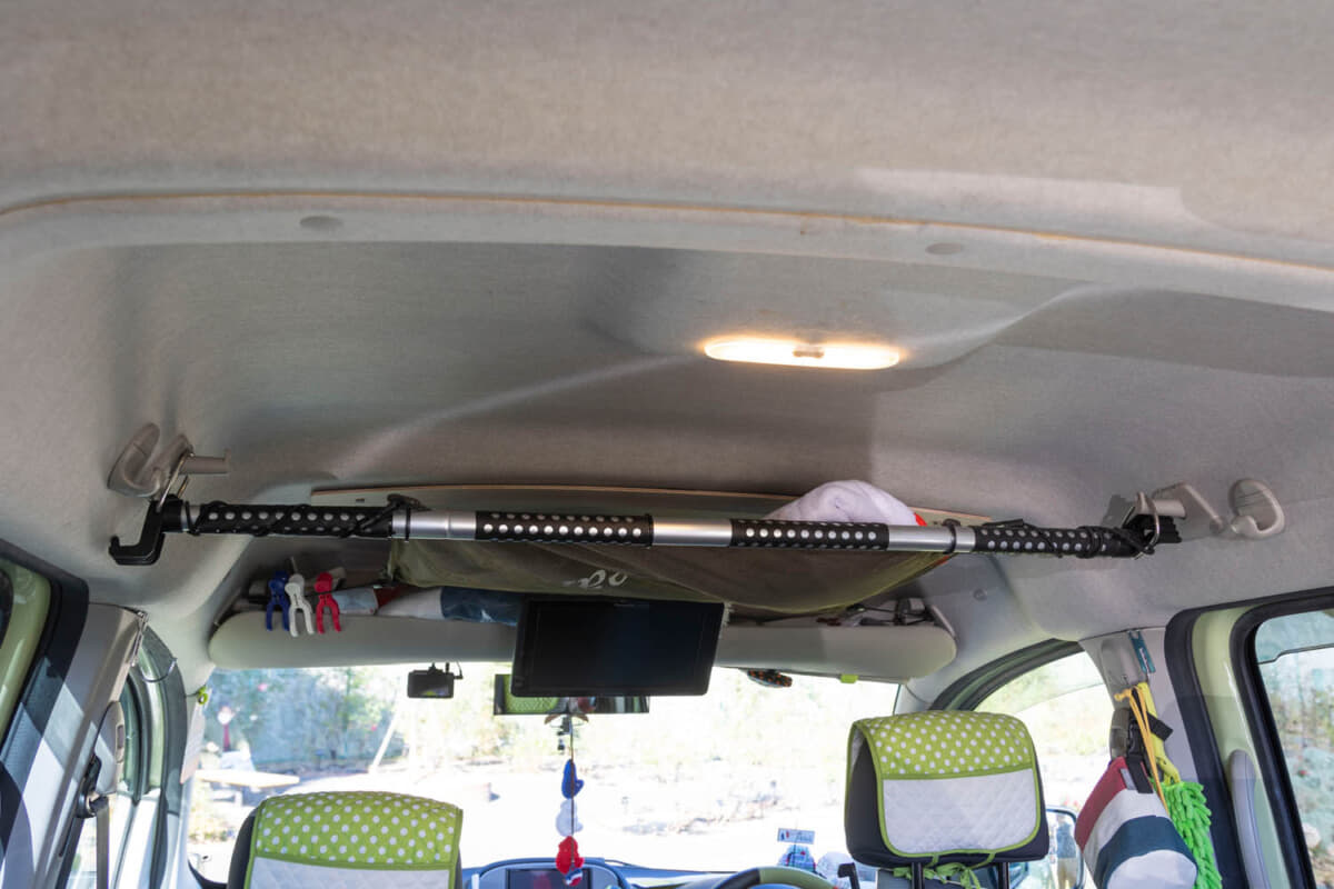 ルノー カングー クルール：ヘッドスペースにある収納ボックスは特に必要がないので外して、広々とした空間を使用している