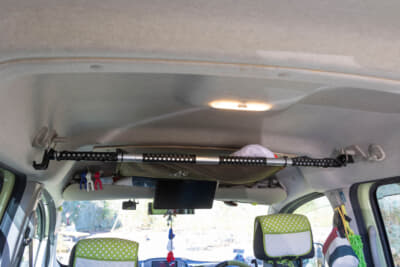 ルノー カングー クルール：ヘッドスペースにある収納ボックスは特に必要がないので外して、広々とした空間を使用している