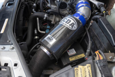 ルノー ルーテシアRS:レッドポイント製のエアクリーナーは「クリオ カップ」と同位置に取り付けされ、吸気の適正化に貢献