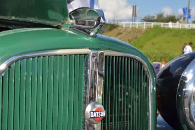 ダットサン フェートン：フロントグリル中央を貫くように、太めの縦バーが入っているのが特徴だ