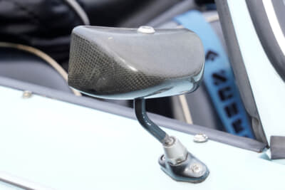 1965年製トライアンフ TR4A:レーシングミラーは「半世紀前のクルマだけど違和感なく収まっているでしょ?」とオーナーの相川さん。デザイン、視認性ともに気に入っている
