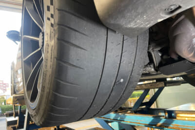 タイヤショップ「タイヤ館 パドック246」に駆け込み、応急処置。タイヤはだいぶ減っており、交換の時期ではあった